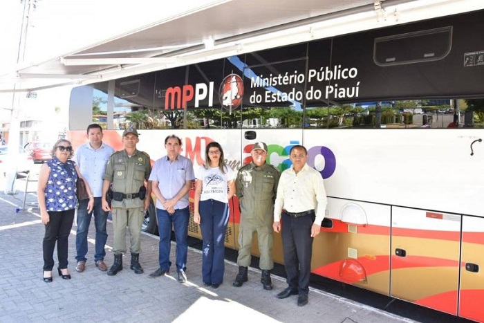 Pessoas de pé sorrindo 