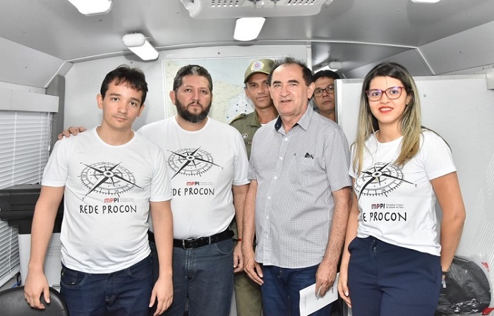 Pessoas de pé sorrindo 