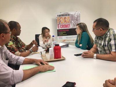 Pessoas sentadas em volta de uma mesa