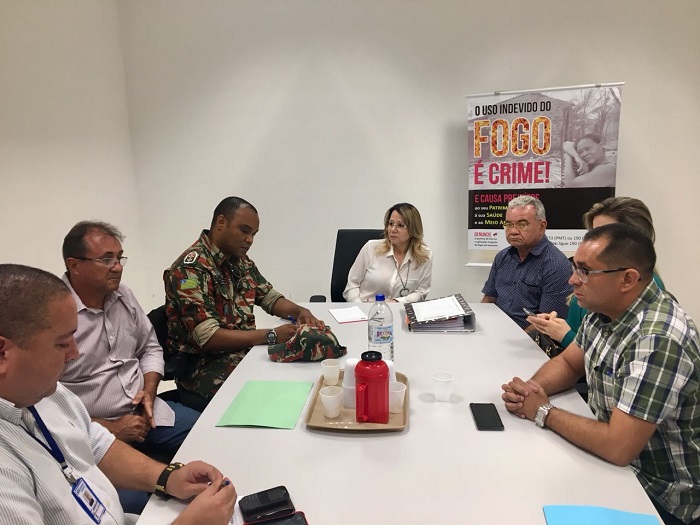 Pessoas sentadas em volta de uma mesa 