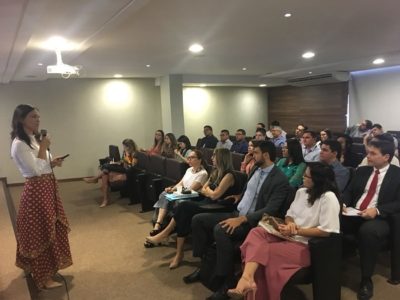 Pessoas sentadas em auditório