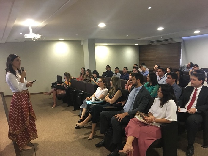 Pessoas sentadas em auditório