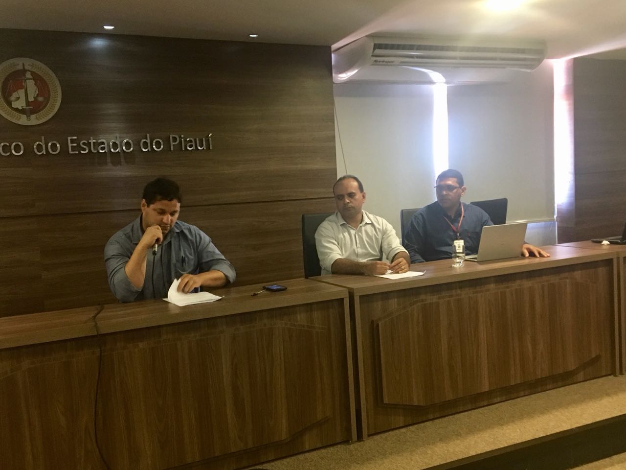 Pessoas sentadas 