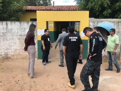 pessoas andando