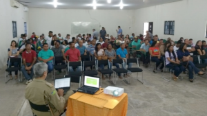 Pessoas sentadas em auditório