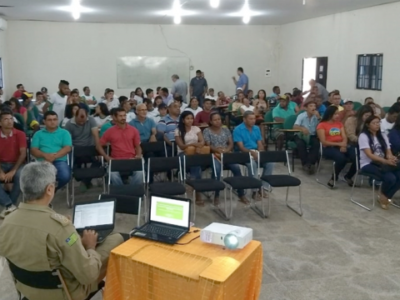Pessoas sentadas em auditório