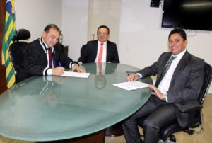 Pessoas em gabinete