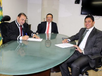 Pessoas em gabinete