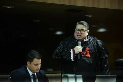 Promotor de Justiça Régis Marinho fala ao microfone durante sessão