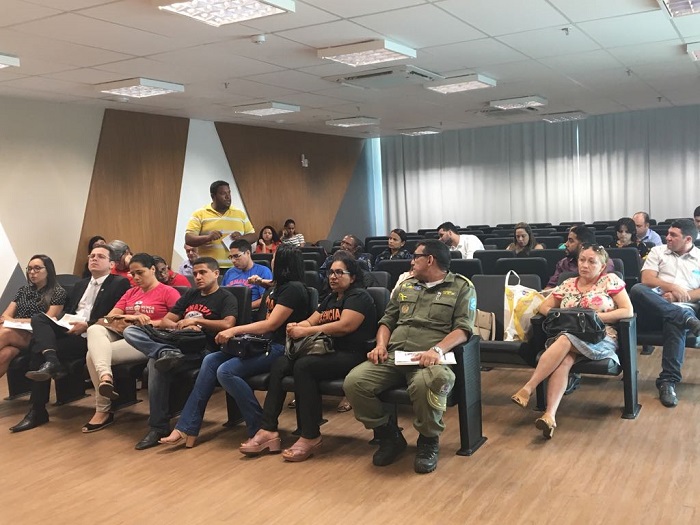 pessoas sentadas