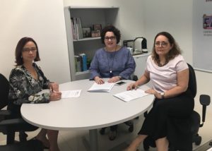 Pessoas sentadas ao redor de uma mesa