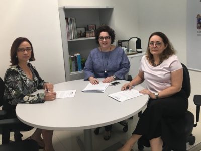 Pessoas sentadas ao redor de uma mesa