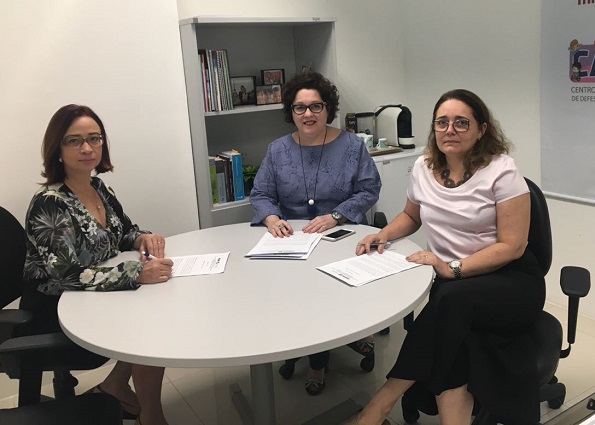 Pessoas sentadas ao redor de uma mesa