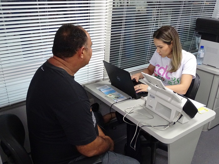 Pessoas sentadas em uma mesa 
