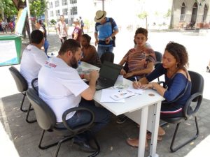 Pessoas entadas em volta de uma mesa