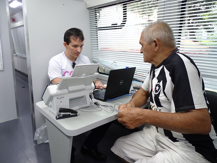 Pessoas sentadas em volta de uma mesa 