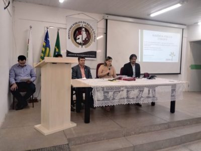 Pessoas sentadas em volta de uma mesa