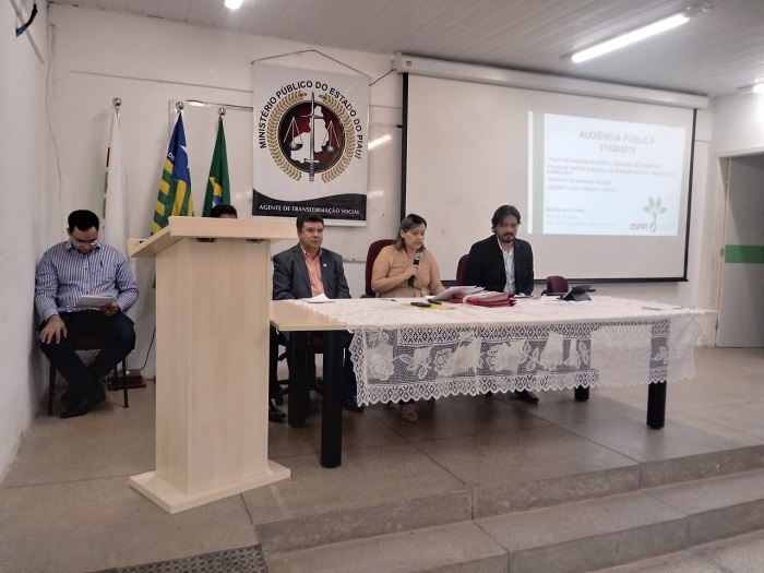 Pessoas sentadas em volta de uma mesa