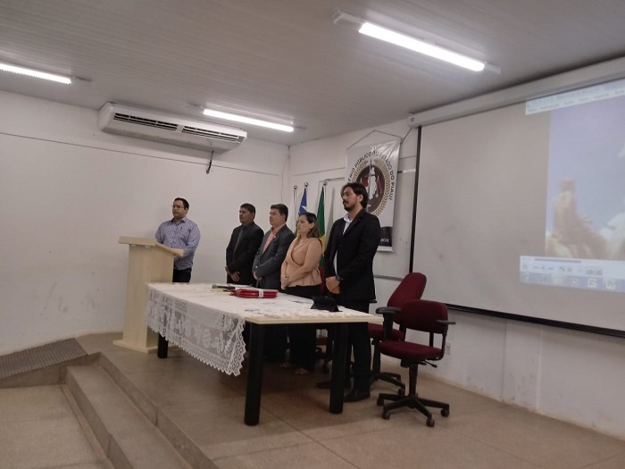 Pessoas de pé 