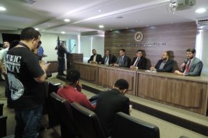 Pessoas sentadas em um auditório
