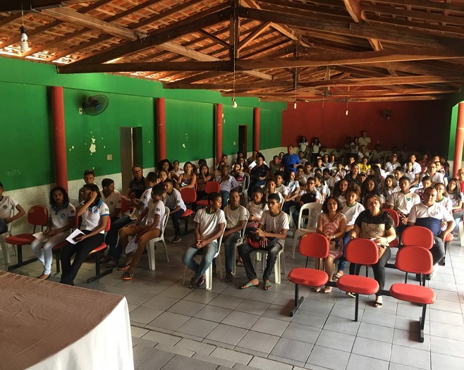 Estudantes, professores e comunidade em geral sentada no auditório assistindo as palestra do Seminário de Educação Ambiental em Defesa da Vida de Palmeirais 