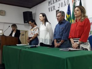 Pessoas de pé