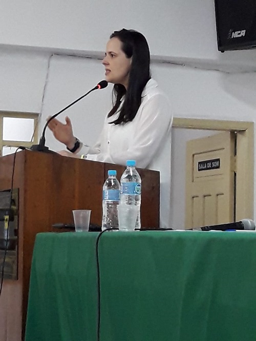 Mulher de pé 