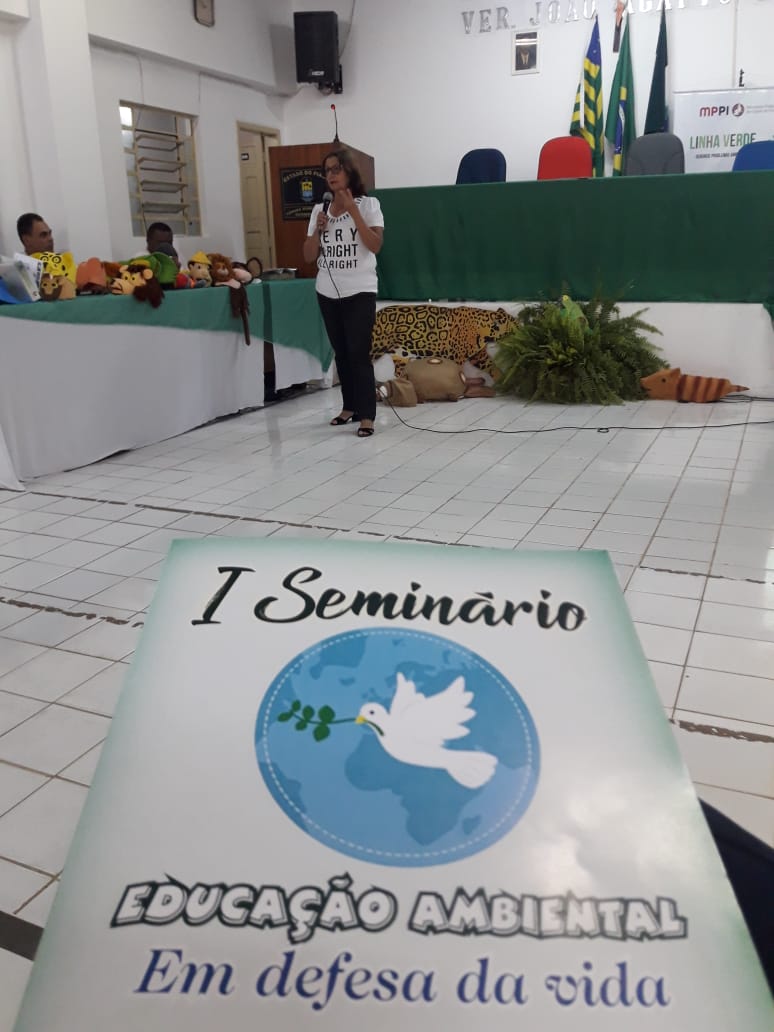 Pessoa segurando um panfleto 