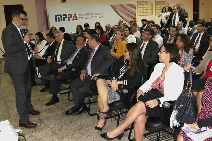 Pessoas sentadas em auditório 