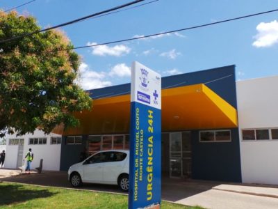 Foto da fachada do hospital do Monte Castelo. Há um carro estacionado na frente.