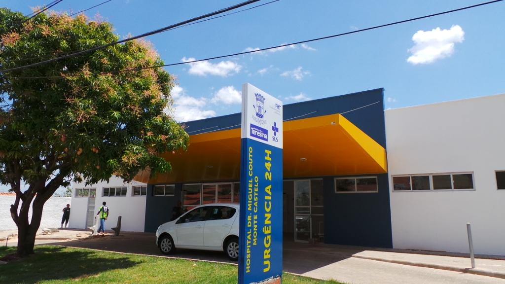 Foto da fachada do hospital do Monte Castelo. Há um carro estacionado na frente. 