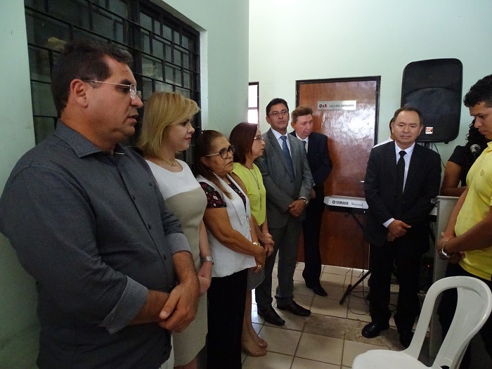 Pessoas de pé 