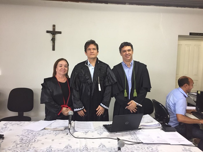 Pessoas de pé sorrindo 