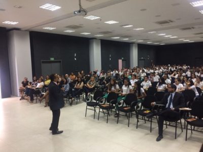Pessoas sentadas em auditório