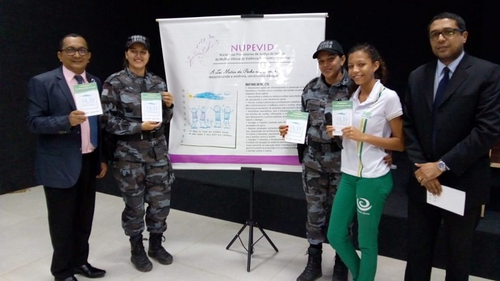Pessoas de pé sorrindo 