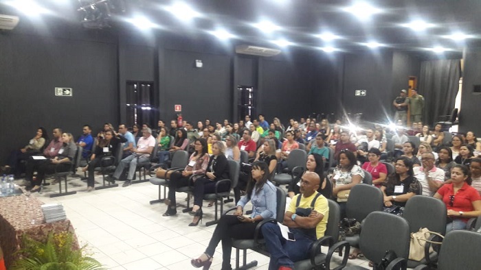 Pessoas sentadas em auditório 