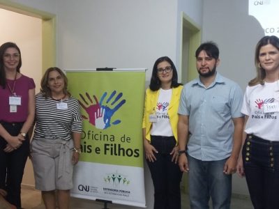 Pessoas de pé sorrindo