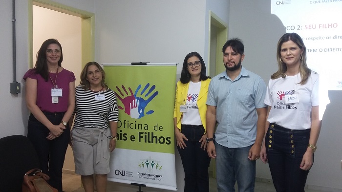 Pessoas de pé sorrindo