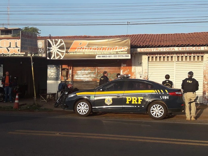 Pessoas de pé em frente um comércio 