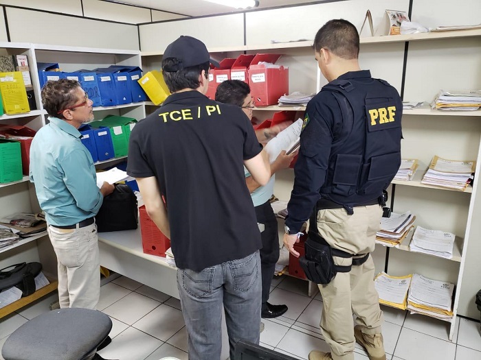 Pessoas de pé olhando documentos 