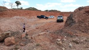 área externa com carros