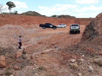 área externa com carros