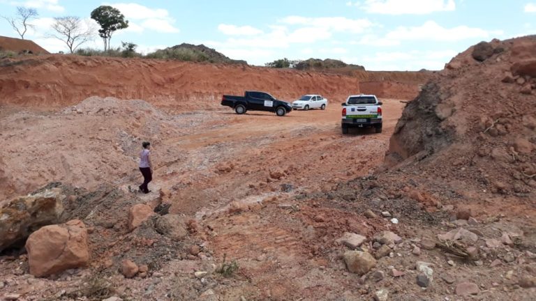 área externa com carros