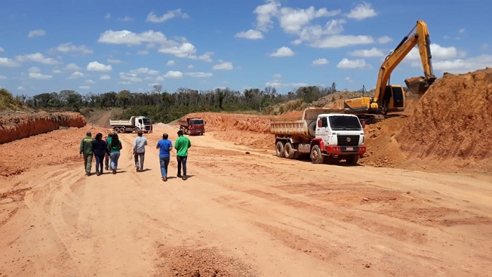 Pessoas de pé caminhando 