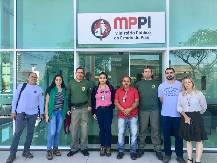 Pessoas de pé 