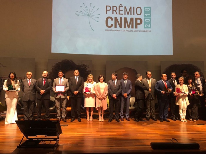 Pessoas de pé sorrindo 