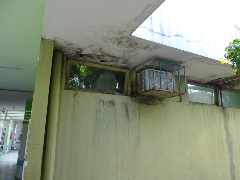 Parede com ar-condicionado mofado 