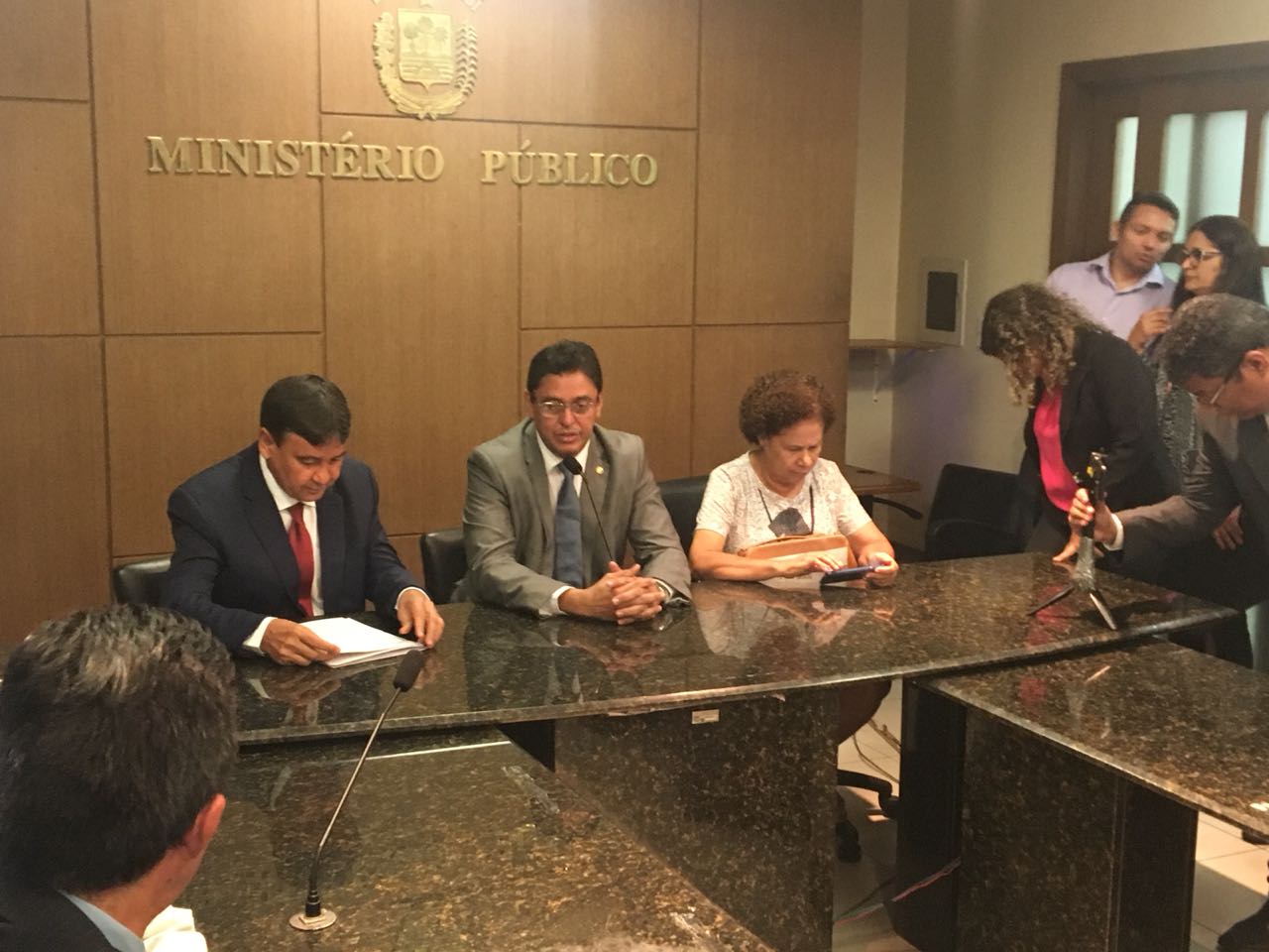 Pessoas sentadas 