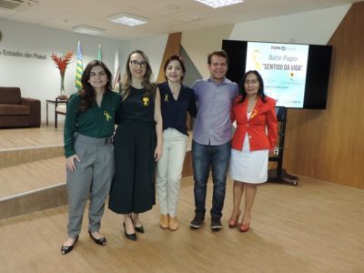 Pessoas de pé sorrindo