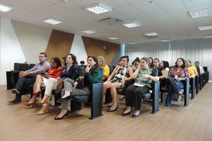 Pessoas sentadas em um auditório 